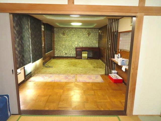 北見市東相内町３１番地１０、３１番地４　中古売家の居間・リビング|16畳の縦長リビングは、奥に長く広がる空間で、4人掛けのダイニングテーブルや2.5～3人掛けのソファをゆったりと配置できます。窓まで視線が抜けるため、同じ16畳でも実際よりも広く感じられます。 