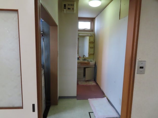 北見市東相内町３１番地１０、３１番地４　中古売家の脱衣所|洗面脱衣所は、洗面台と脱衣所が一体となった空間で、手洗いや歯磨き、洗顔、身支度、洗濯、脱衣、着替えなど、様々な用途で使われる場所です。