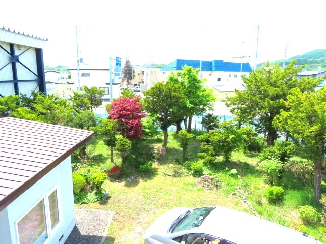 北見市東相内町３１番地１０、３１番地４　中古売家の庭|敷地内の植栽は、外部からの視線を遮り、プライバシーを保護や、空間に彩りを与え、季節感を楽しんだり、隣地との境界を示します。