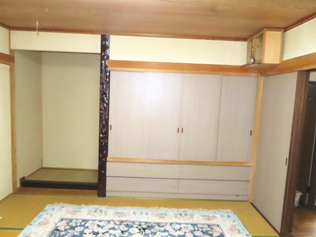 北見市東相内町３１番地１０、３１番地４　中古売家の収納|8帖和室にある押入は、布団をきれいに収納・季節家電の収納・衣類ケースの複数設置・長尺物の収納など幅と奥行きがあるため、多くの物を収納できます。床の間は、部屋に風格と美しさを加える場所です。