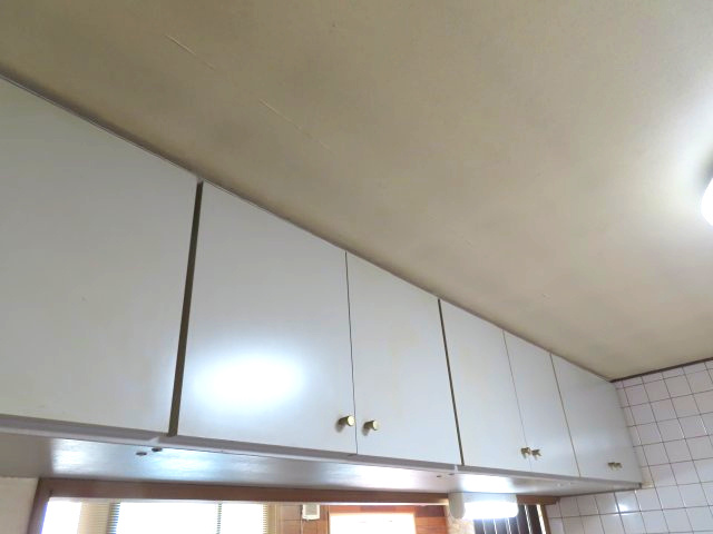 北見市東相内町３１番地１０、３１番地４　中古売家の収納|シンク下やカウンター収納だけでは足りない場合、吊戸棚に収納することで、カウンターやシンク周りに物を置かずに済み清潔感を保てます。これにより、見た目がすっきりし作業スペースが広がり快適に料理ができます。