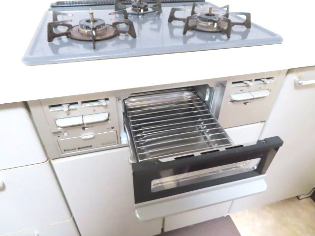 北見市東相内町３１番地１０、３１番地４　中古売家のキッチン|キッチンのグリルは、短時間で高温調理ができ、多様なメニューに対応し料理の幅が広がり、お手入れがしやすく、様々な調理機器の役割を果たし、キッチンが広々使えます。
