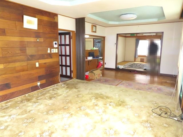 北見市東相内町３１番地１０、３１番地４　中古売家の居間・リビング|リビングと和室の段差は、部屋を広く見せる、空間にメリハリをつけるなど多くのメリットがあります。段差部分に腰掛けたりソファ代わりに使えて、リビングと和室が明確に区切ることで部屋全体に奥行きが生まれます。