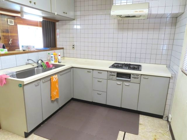北見市東相内町３１番地１０、３１番地４　中古売家のキッチン|L型キッチンは、シンクとコンロがL字型に配置されるため、移動距離が短く、スムーズな調理が可能です。コーナー部分に広いスペースができ、調理器具の一時置きや盛り付けに便利です。