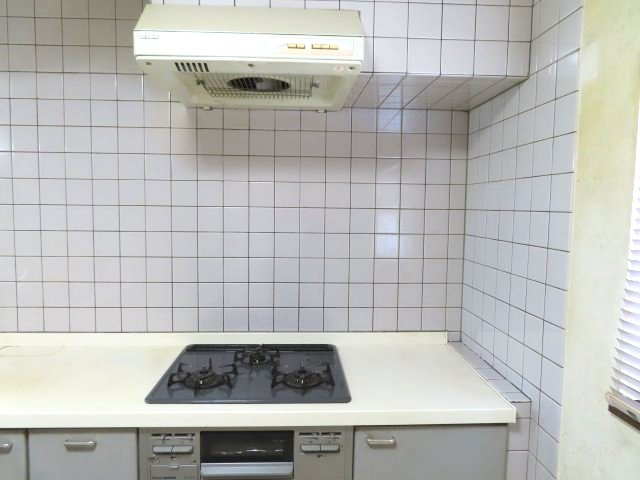 北見市東相内町３１番地１０、３１番地４　中古売家のキッチン|3口ガスコンロは、同時に3つの調理ができる点が大きな特徴です。煮込み料理などで長時間火を使う際に、他のコンロを塞がずに済むため、効率的に料理を進めることが可能になります。