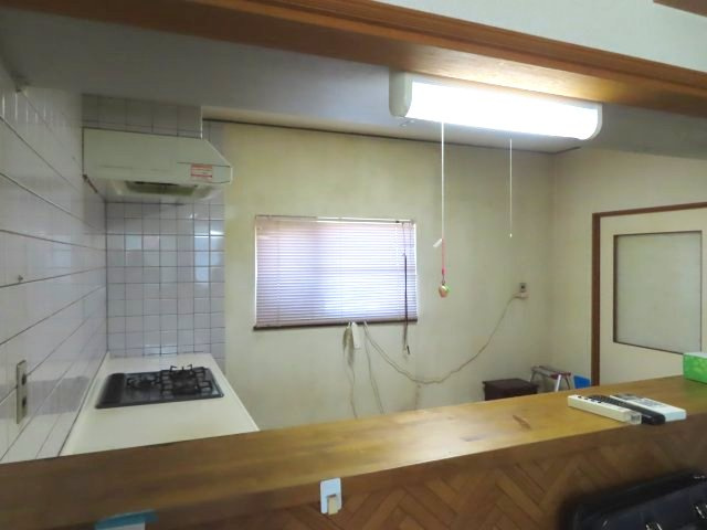 北見市東相内町３１番地１０、３１番地４　中古売家の居間・リビング|キッチンとリビングの間にカウンターがあるので、壁で仕切られないため、空間が広く感じられます。料理をしながらリビングの様子が見え、家族との会話が弾み、家族とのコミュニケーションが促進されます。