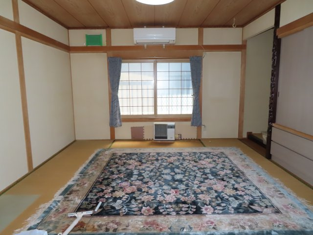 北見市東相内町３１番地１０、３１番地４　中古売家の和室|8畳の和室には、エアコンがあるので、夏の蒸し暑さや冬の寒さを解消し、寝室を快適な温度に保ち、「暑くて寝苦しい」「寒くて眠れない」といった状態を防ぎ、湿度がこもりやすい夏場には除湿機能が役立ちます。