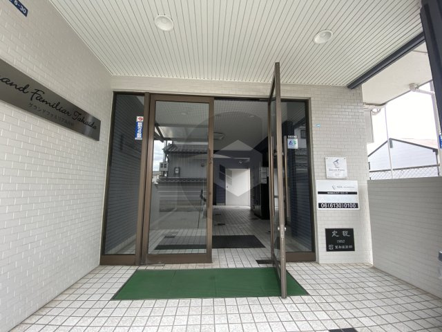 グランドファミリア高井田のエントランス