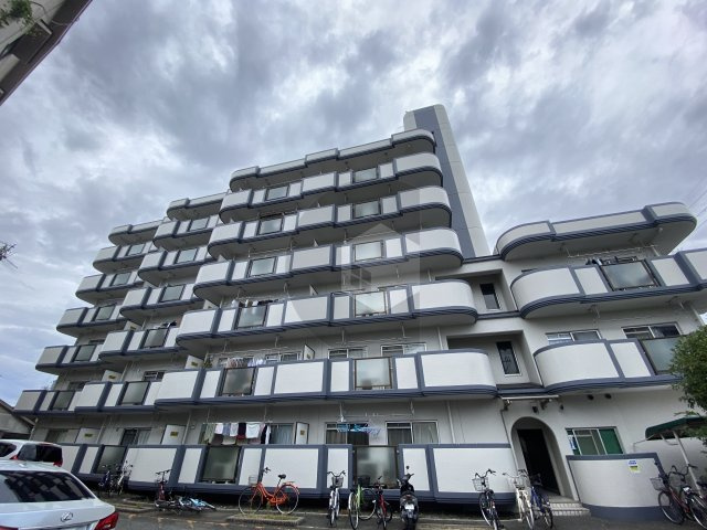 グランドファミリア高井田の外観