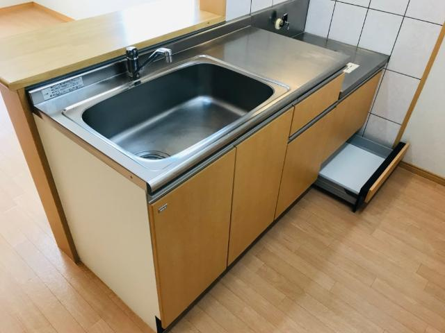 Ｍ・ＭコンフォルトⅡのキッチン|足元にも収納あります