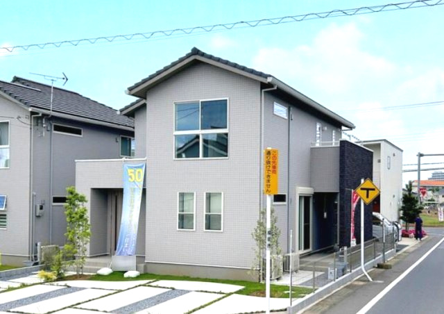 成田市並木町　中古戸建の駐車場|令和5年11月築　３SLDK+パントリー　オール電化 高気密断熱 家具テラス付き