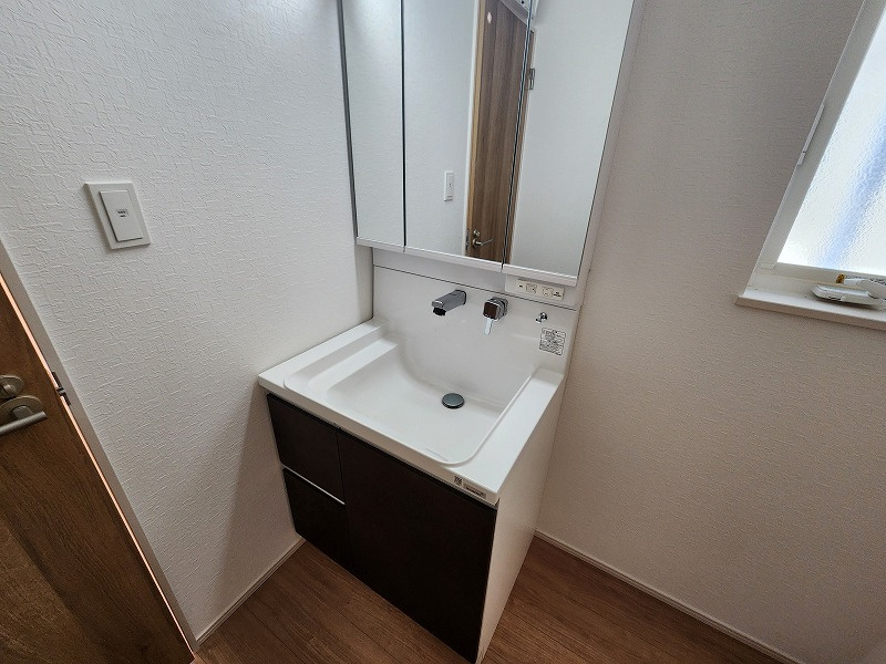 小牧市大字本庄字郷浦　新築戸建　2号地の独立洗面台|朝の支度にも助かる、独立の洗髪洗面化粧台