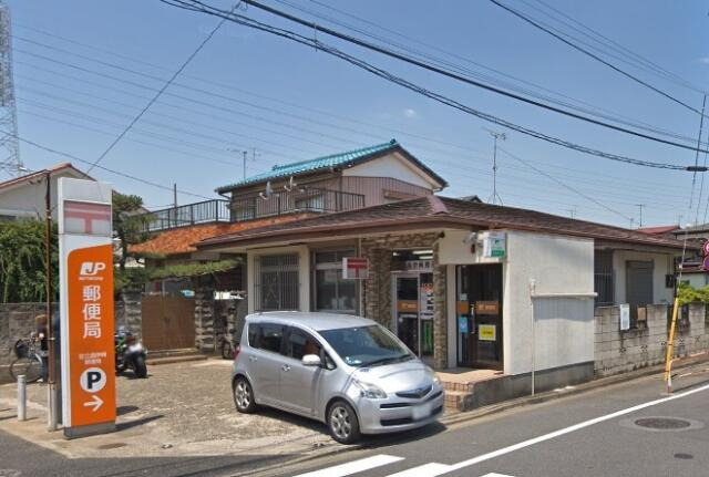 足立西伊興郵便局まで555m