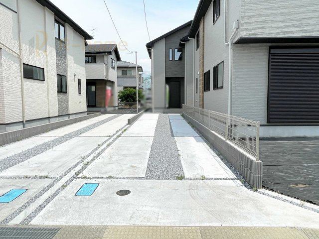 小山市粟宮6期　新築戸建て　2号棟の駐車場|カースペースは3台完備。ゲスト用のスペースも確保できますね♪