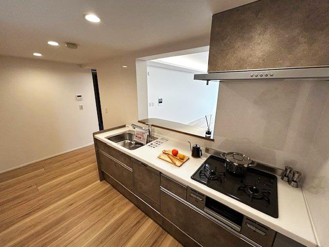 メゾンセゾン落合のキッチン|新規交換のシステムキッチンは対面式となっており、ご家族の様子を見ながらお料理していただけます