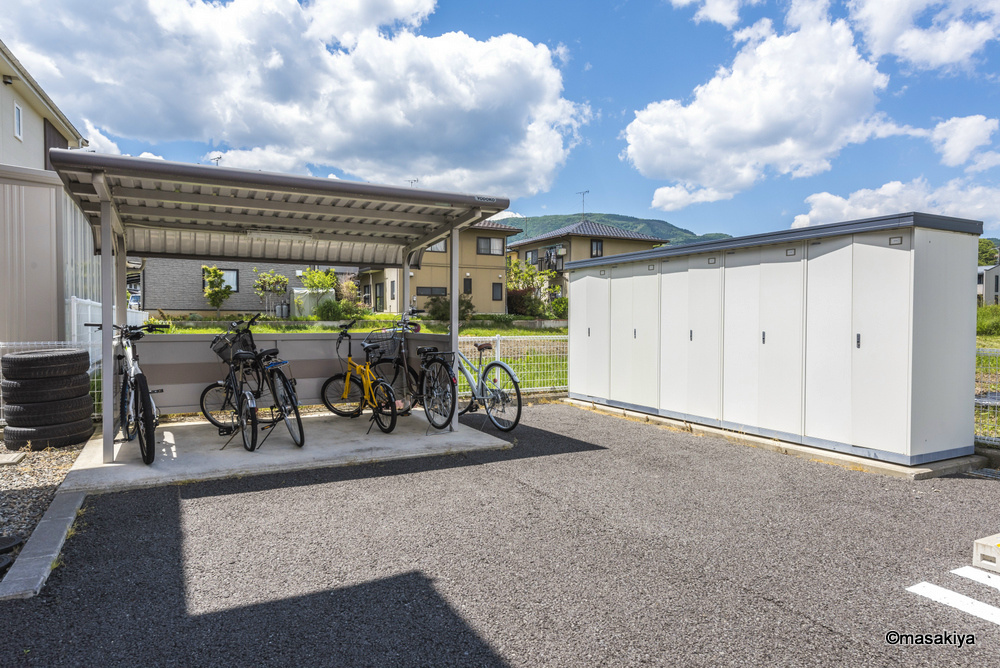 ルクソールのその他共用部分|駐輪場・物置付きです。