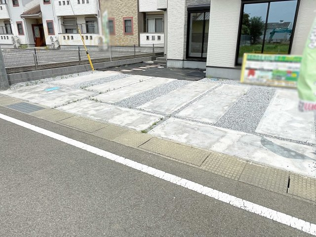 小山市粟宮6期　新築戸建て　3号棟の駐車場|カースペースは3台完備。ゲスト用のスペースも確保できますね♪