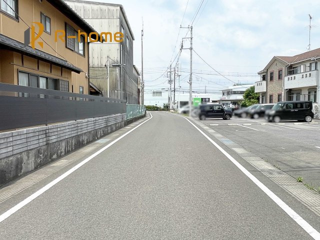 小山市粟宮6期　新築戸建て　3号棟の前面道路含む現地写真|堂々！建物完成♪実際のお部屋をご見学可能です♪
ご見学が一番の資料！お気軽にお問い合わせ下さい♪
