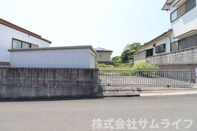 【前面道路含む現地写真】 | 綱分　倉庫付70坪売地