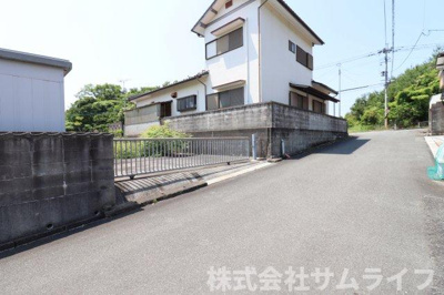 【前面道路含む現地写真】 | 綱分　倉庫付70坪売地