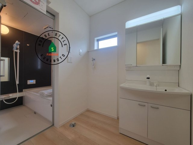 熊本市南区八分字町第14-2棟（2号棟）の脱衣所|ゆとりの洗面スペースで朝の身支度もスムーズに。暮らしを快適に変えるシャワー付洗面台です！