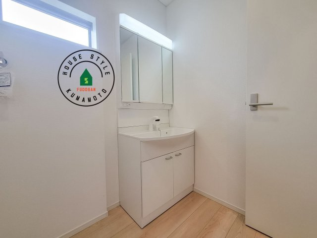 熊本市南区八分字町第14-2棟（2号棟）の独立洗面台|毎日使うものだから清潔な空間を保ちたい水回り。洗面にはそんな願いを解消させてくれる収納アイデアが満載です。三面鏡の裏側にはキャビネットが現れ小物から背の高い物まで収納できます。