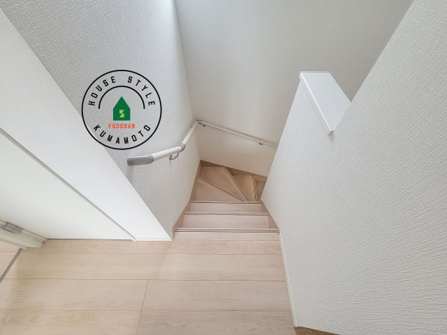 熊本市南区八分字町第14-2棟（2号棟）の内装|＜手すり付階段＞手すりがないと階段の昇り降りで危険なことはもちろん、壁に手をつきながら歩くことで壁紙が汚れやすくなります。すべての方に快適に昇り降りしていただくため、手すりを設置しました。