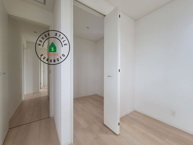 熊本市南区八分字町第14-2棟（2号棟）の収納|洋服や大きな荷物が多い方や人数の多いご家族などは、一般的なクローゼットよりもウォークインクローゼットのほうが使い勝手が良いです。