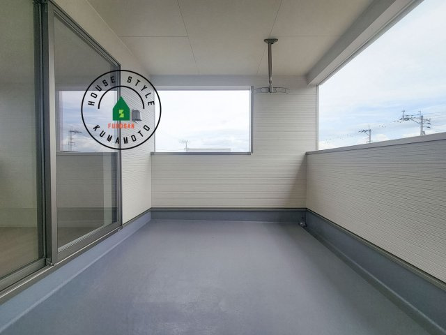 熊本市南区八分字町第14-2棟（2号棟）のバルコニー|風をしっかりと感じられるバルコニーでは、毎日が洗濯日和です。広々としているので洗濯も楽しくなるでしょうし、気分転換にバルコニーからの眺めを楽しむのもいいでしょう。