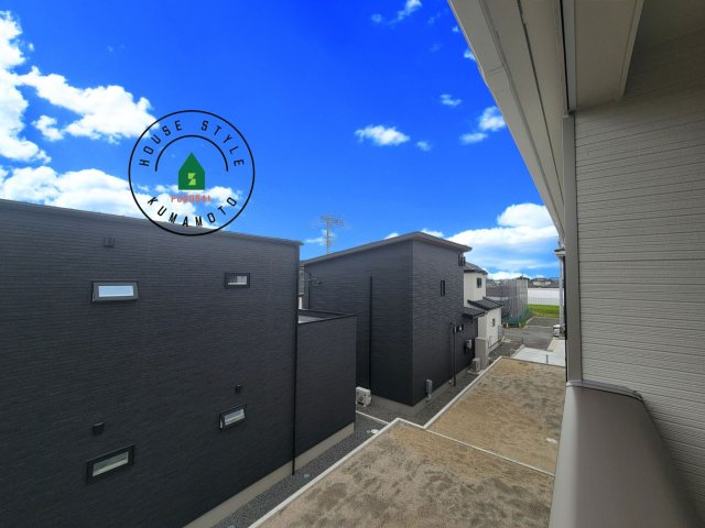 熊本市南区八分字町第14-2棟（2号棟）の展望|窓から緑が見える物件も魅力的です。