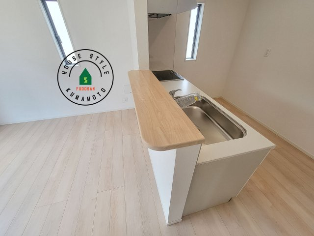 熊本市南区八分字町第14-2棟（2号棟）のダイニング|キッチンから立ち込める香りが今日の料理を期待させます。