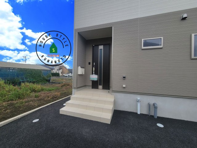 熊本市南区八分字町第14-2棟（2号棟）の玄関|おでかけの時も帰った時も、「我が家」を最初に感じでもらえる素敵な空間に。