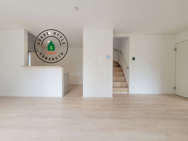 熊本市南区八分字町第14-2棟（2号棟）の居間・リビング|キッチンからリビングをしっかり確認できます。家族の笑顔があふれる空間になりそうですね。