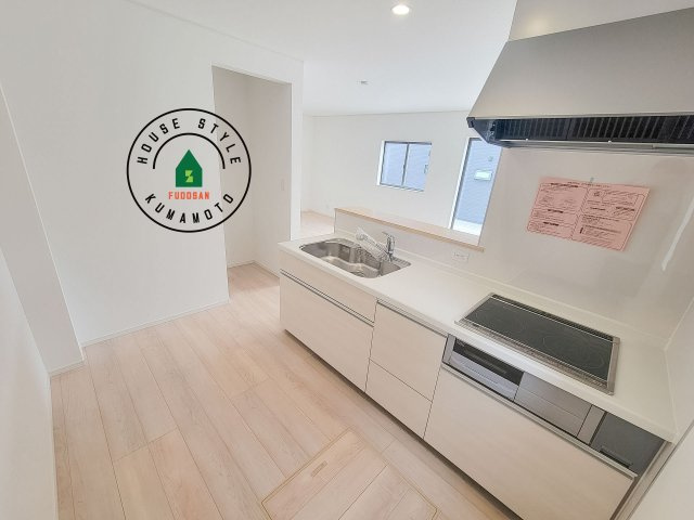 熊本市南区八分字町第14-2棟（2号棟）のキッチン|ダイニングテーブルへの配膳がラクラク、お料理はかどるカウンター付きシステムキッチン！