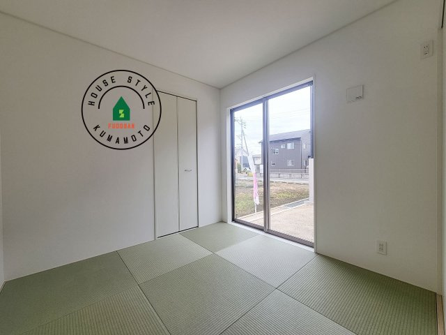 熊本市南区八分字町第14-2棟（2号棟）の和室|和室を上手に活用すると暮らし方の幅が広がります。例えば普段は開け放して、子供の小さいうちはお昼寝や遊びのスペースに。畳はソフトなので転んでもケガをしにくく安心です