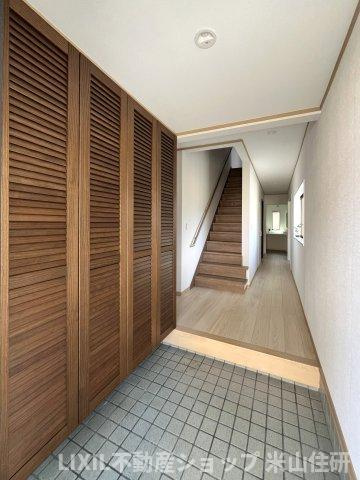 飯野中古再生住宅の玄関|玄関収納は天井付けの大容量
