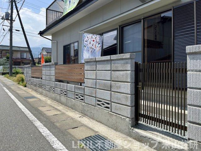 飯野中古再生住宅のその他|ブロック塀の一部をウッドフェンスにして風通し良く