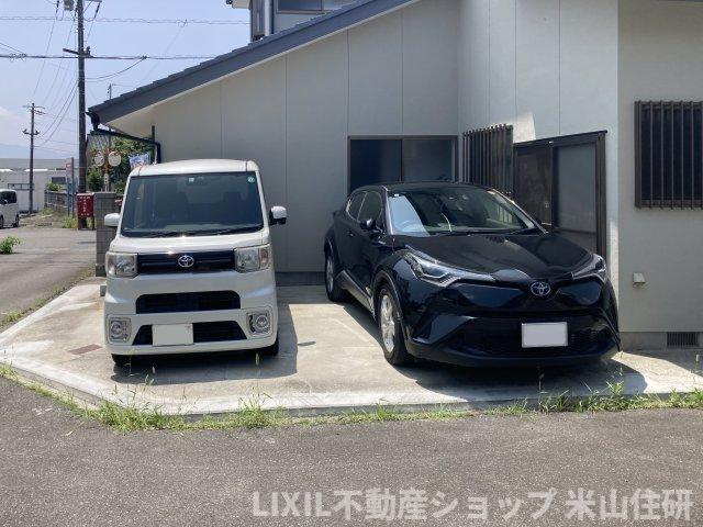 飯野中古再生住宅の駐車場|２台分の駐車スペース