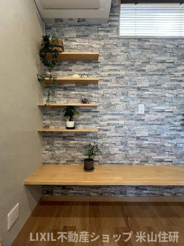 飯野中古再生住宅のその他|生活を彩る造作棚と個性的な内装