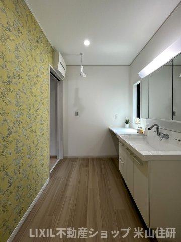 飯野中古再生住宅の独立洗面台