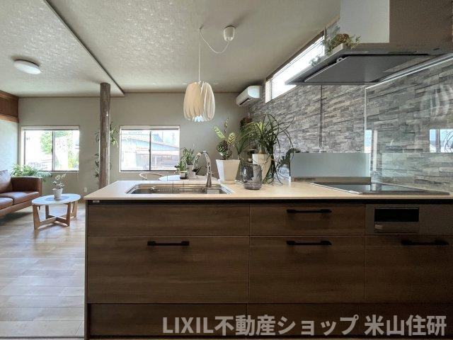 飯野中古再生住宅のキッチン|対面式カウンターキッチン※交換済み