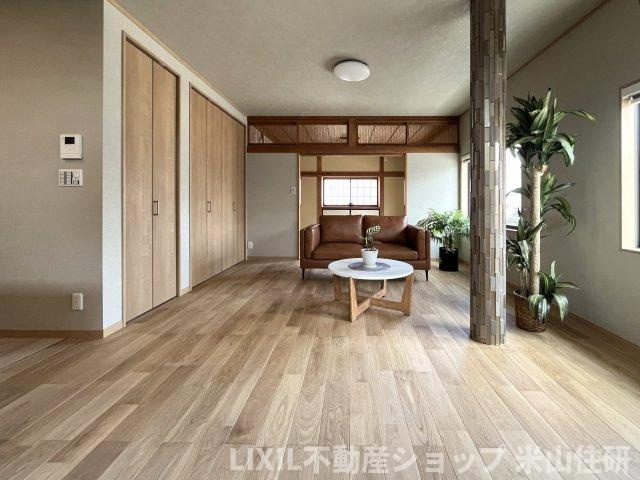 飯野中古再生住宅の居間・リビング|和室から洋室へリフォーム済み