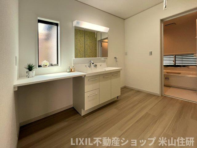 飯野中古再生住宅の独立洗面台|カウンター付き洗面台（シャワー付き）※交換済み