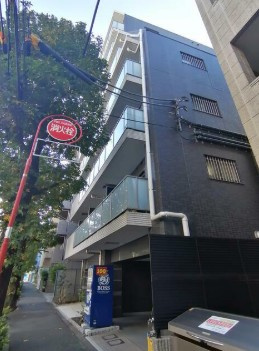 【外観】 | THE PREMIUM SUITE中野鷺宮 | 鉄筋コンクリート造のがっちりとした建物。
