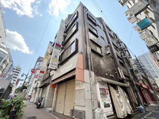 【外観】 | 青空によく映える建物です。手入れの行き届いた外壁やマンション正面エントランスなど、綺麗な姿をぜひ一度、現地にてご覧ください。～即日のご見学可能～　お問合せはお気軽にどうぞ。
