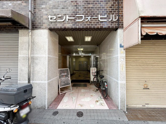 【エントランス】 | お客様を、そして住人を出迎えてくれるマンションのエントランス。ゴミが落ちていないことからも、管理状態の良さや住民の節度の高さが見て取れます。～即日のご見学可能～　お問合せはお気軽にどうぞ。
