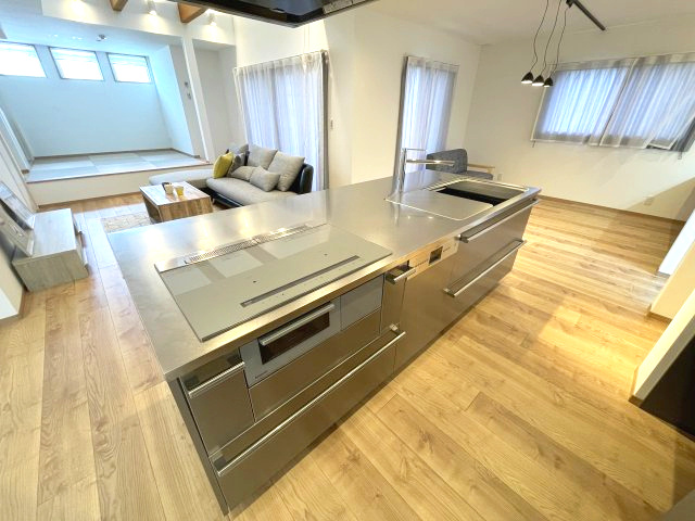 佐伯区八幡が丘1丁目　№28641のキッチン|シルバーのおしゃれな
アイランドキッチン