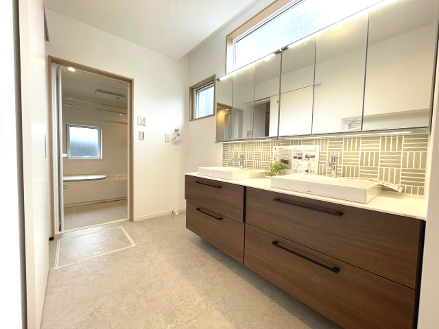 佐伯区八幡が丘1丁目　№28641の独立洗面台|広々とした洗面スペース。
大きな洗面台が2つ並んでいるので
身支度もご家族並んで準備できます◎