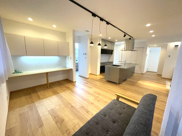 佐伯区八幡が丘1丁目　№28641の居間・リビング|スタディカウンターもあるので
在宅ワークやお子様の宿題など
マルチに使えます♪