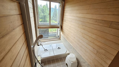 【浴室】 | 第1箱根山マンション | 温泉が利用できます♪疲れを癒すのに嬉しい、広々とした木張りの空間です。